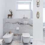 Styl glamour - biała łazienka ze złotymi dodatkami